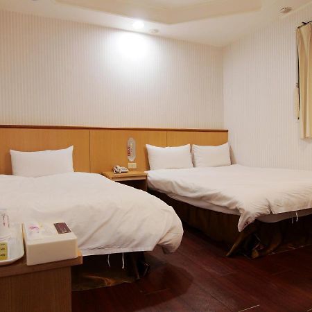 Yi Pin Yuan Hotel Тайнан Екстериор снимка