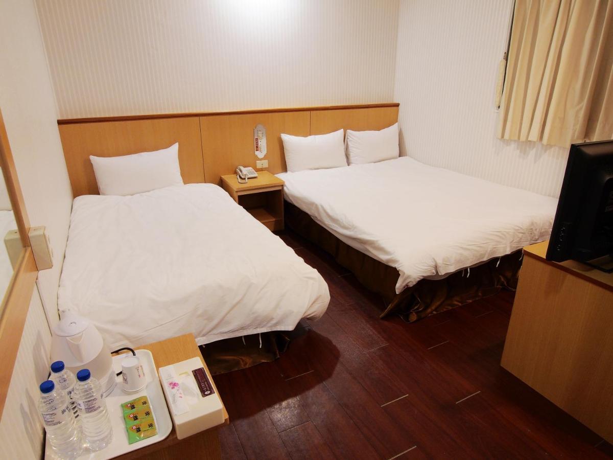 Yi Pin Yuan Hotel Тайнан Екстериор снимка