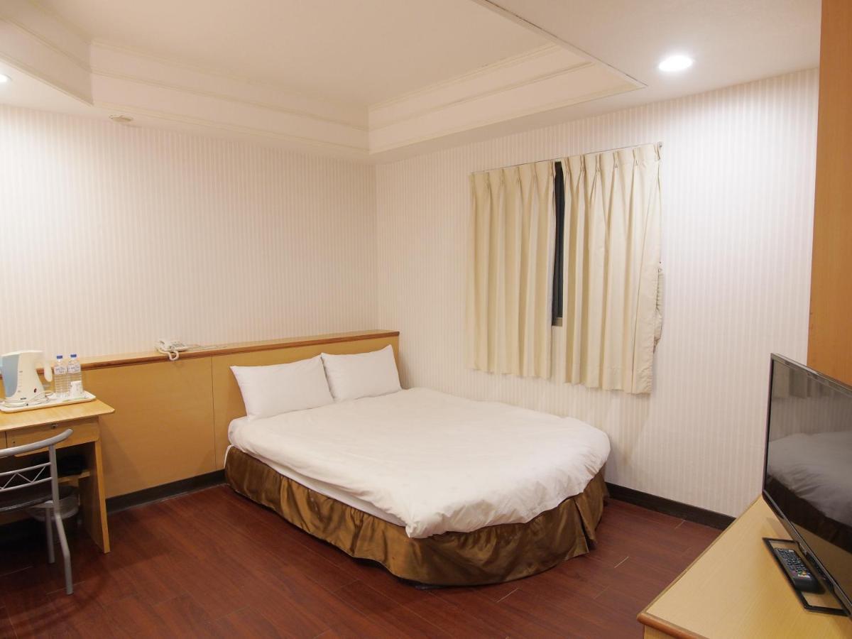 Yi Pin Yuan Hotel Тайнан Екстериор снимка