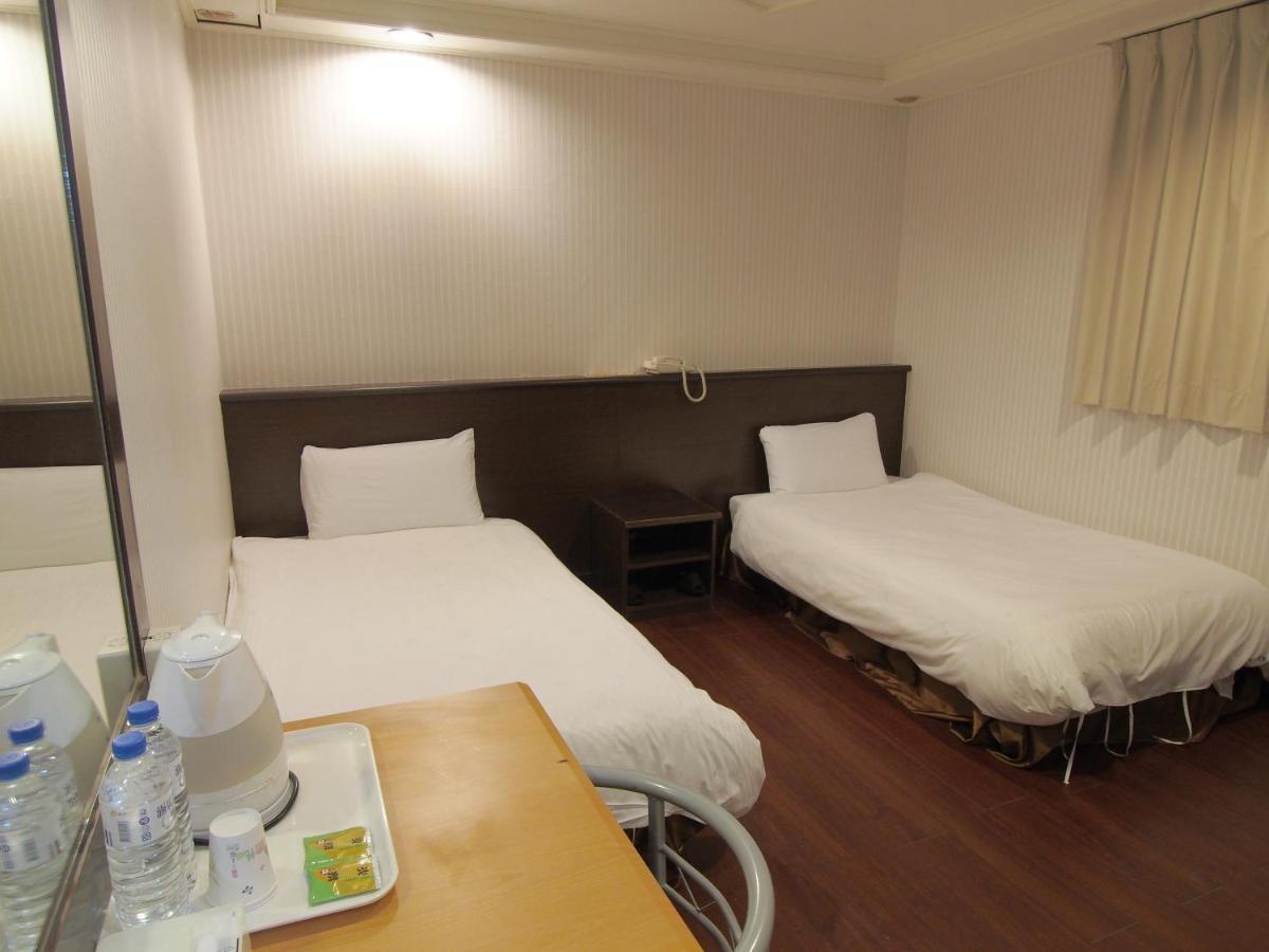 Yi Pin Yuan Hotel Тайнан Екстериор снимка