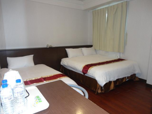 Yi Pin Yuan Hotel Тайнан Екстериор снимка