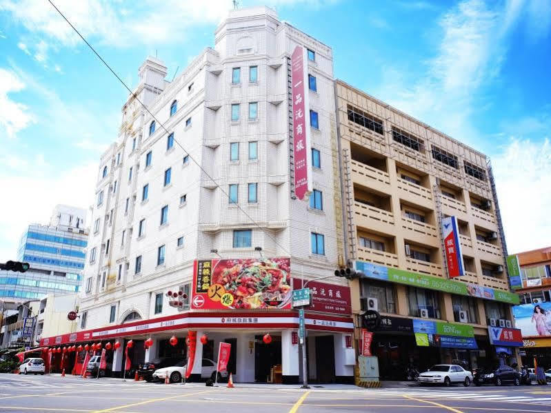 Yi Pin Yuan Hotel Тайнан Екстериор снимка